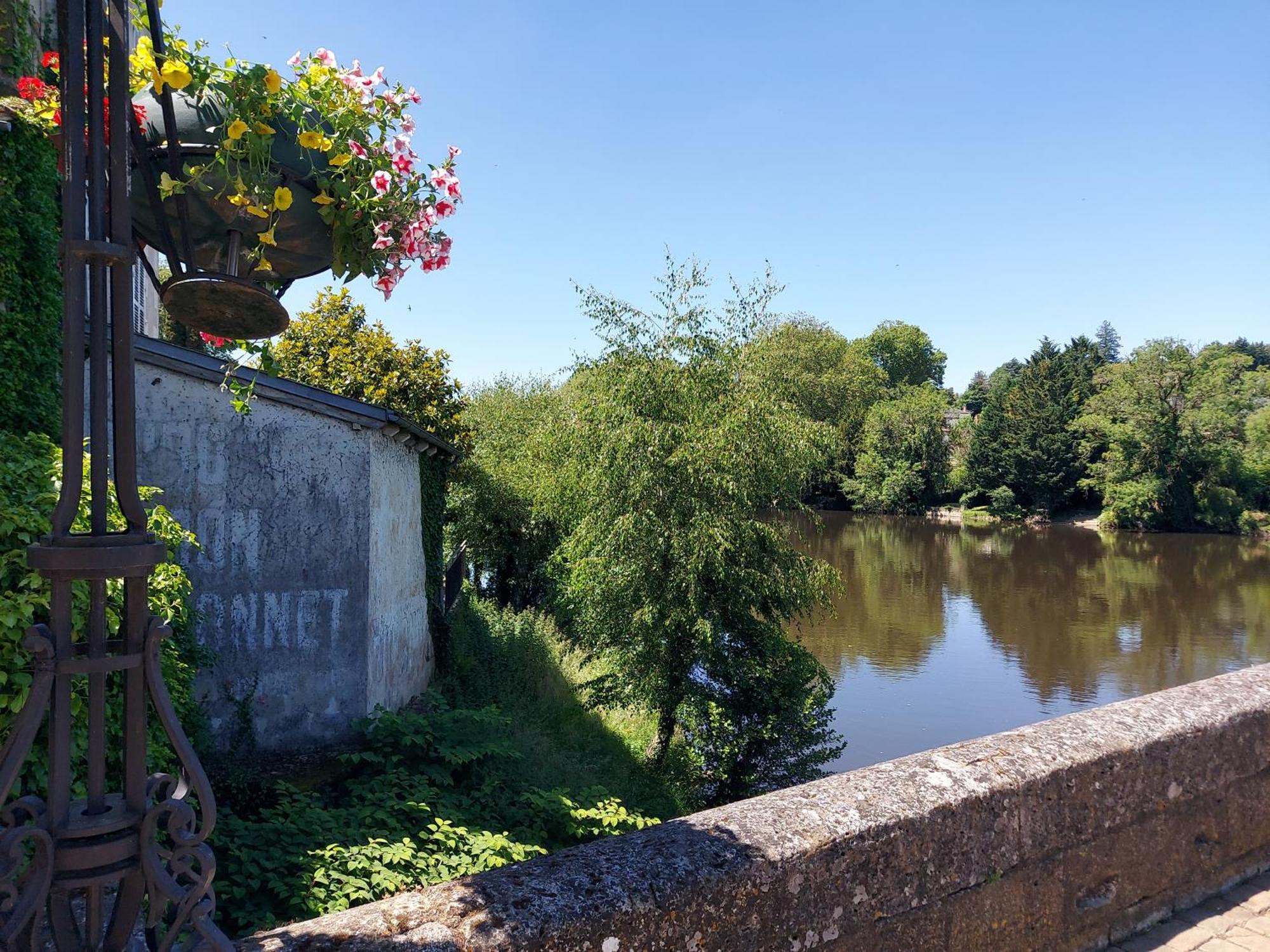 Charming Two Bedroom Gite With Beautiful Gardens Confolens Eksteriør bilde