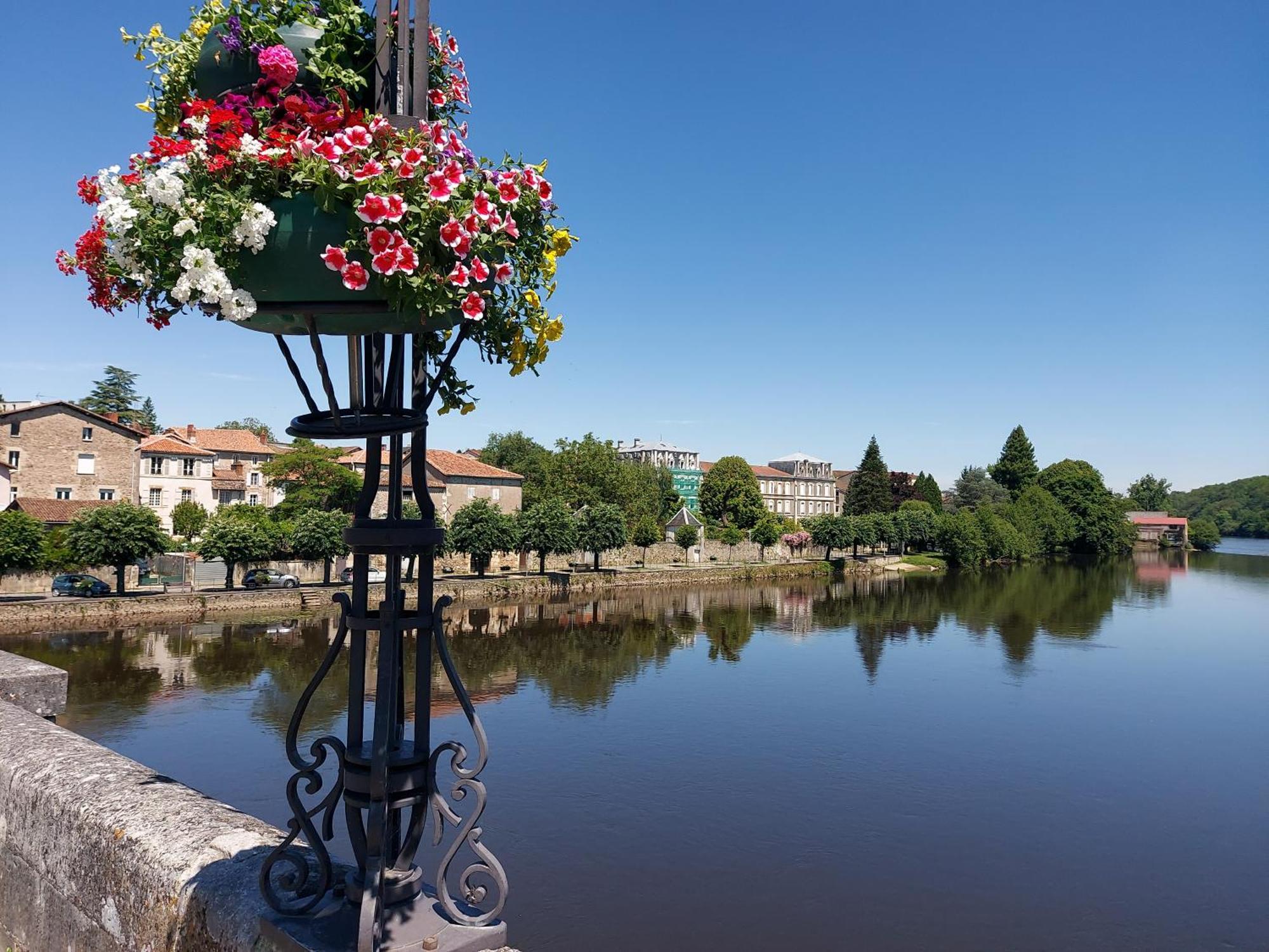 Charming Two Bedroom Gite With Beautiful Gardens Confolens Eksteriør bilde