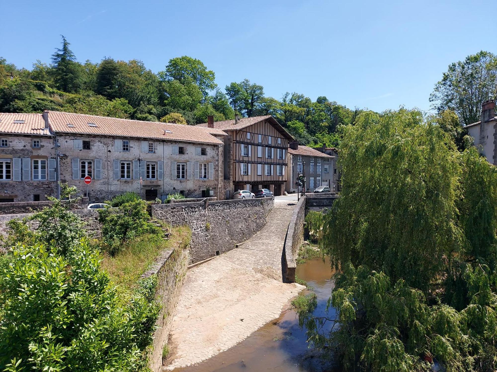 Charming Two Bedroom Gite With Beautiful Gardens Confolens Eksteriør bilde