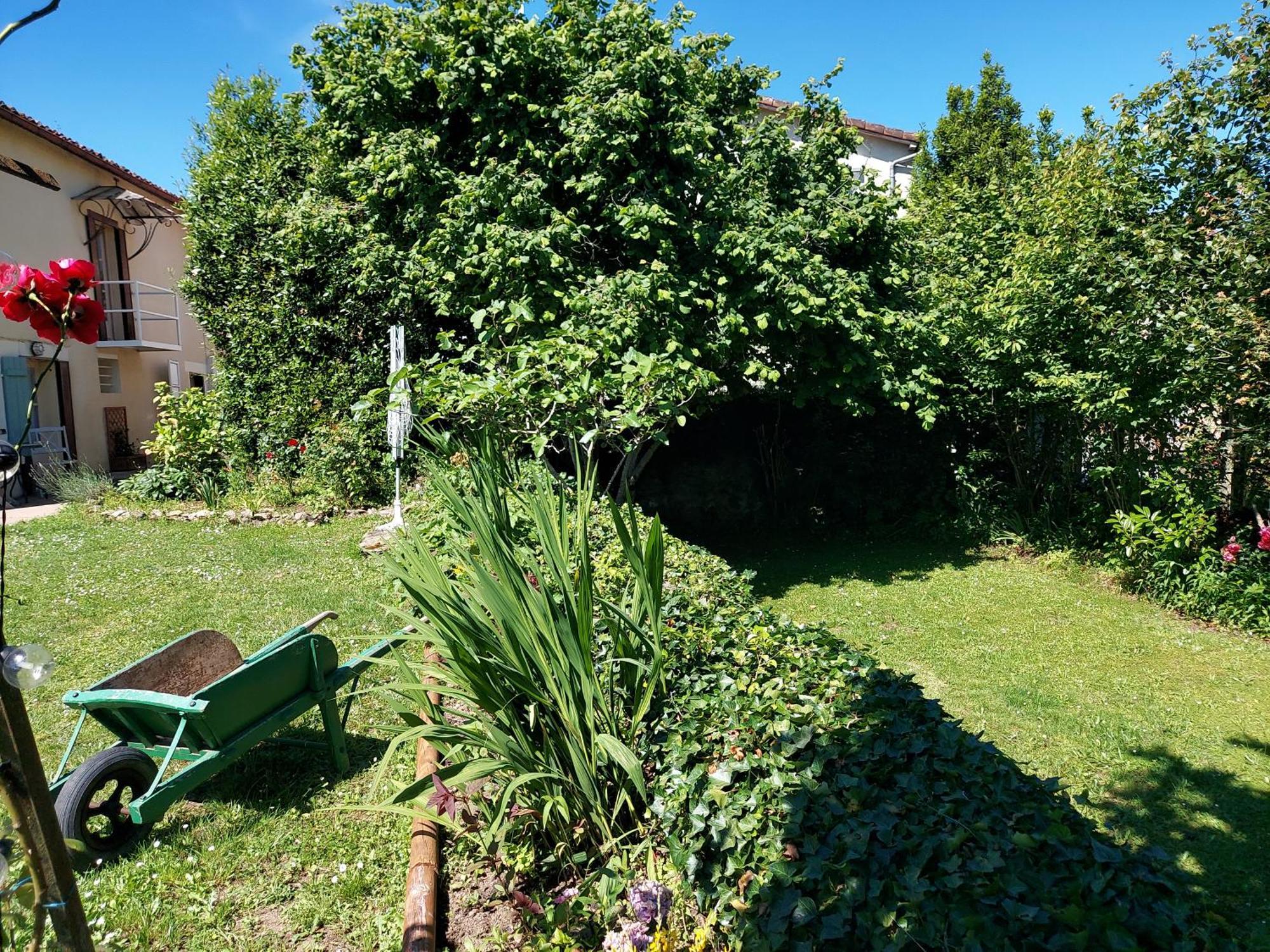 Charming Two Bedroom Gite With Beautiful Gardens Confolens Eksteriør bilde