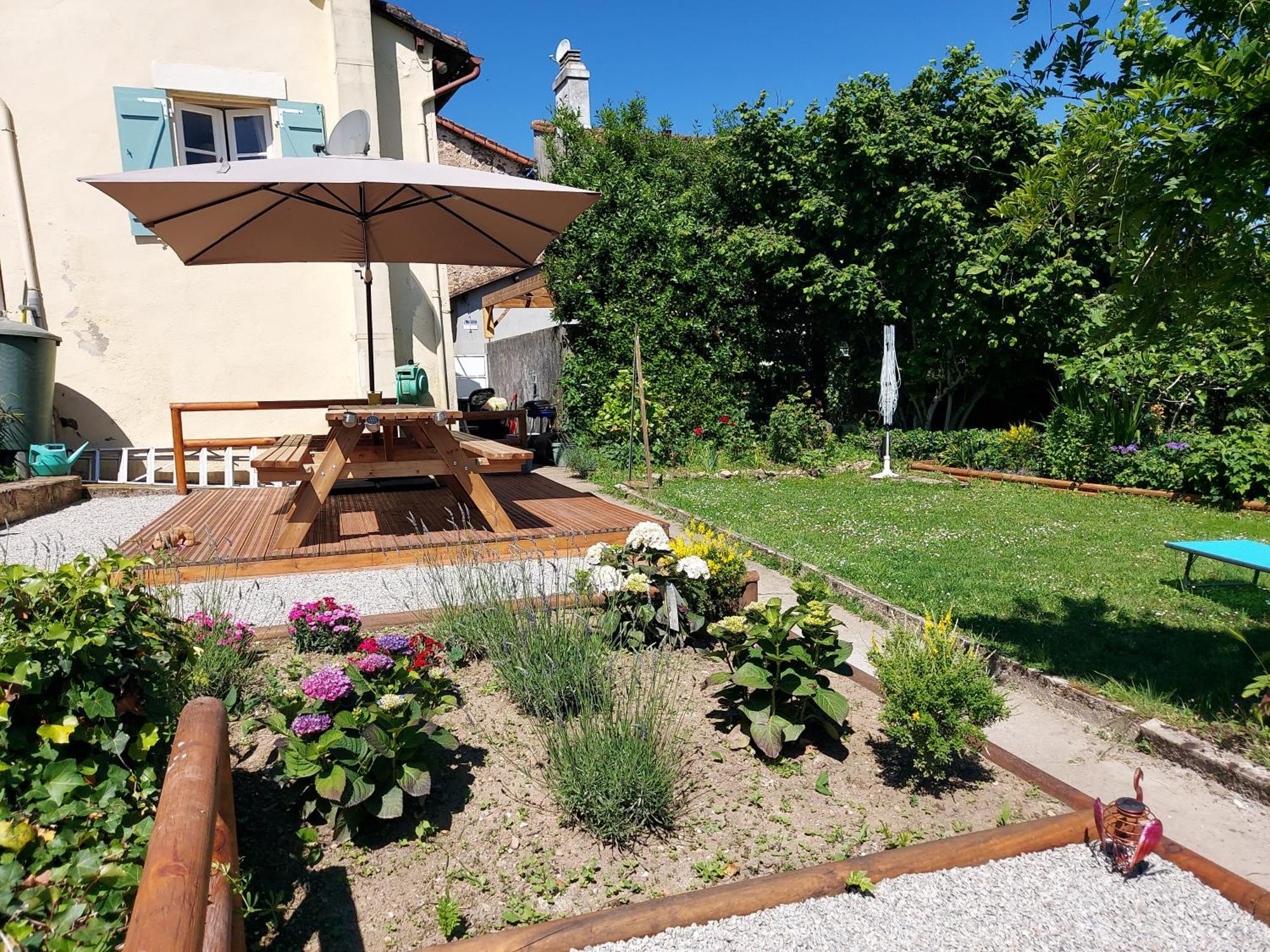 Charming Two Bedroom Gite With Beautiful Gardens Confolens Eksteriør bilde