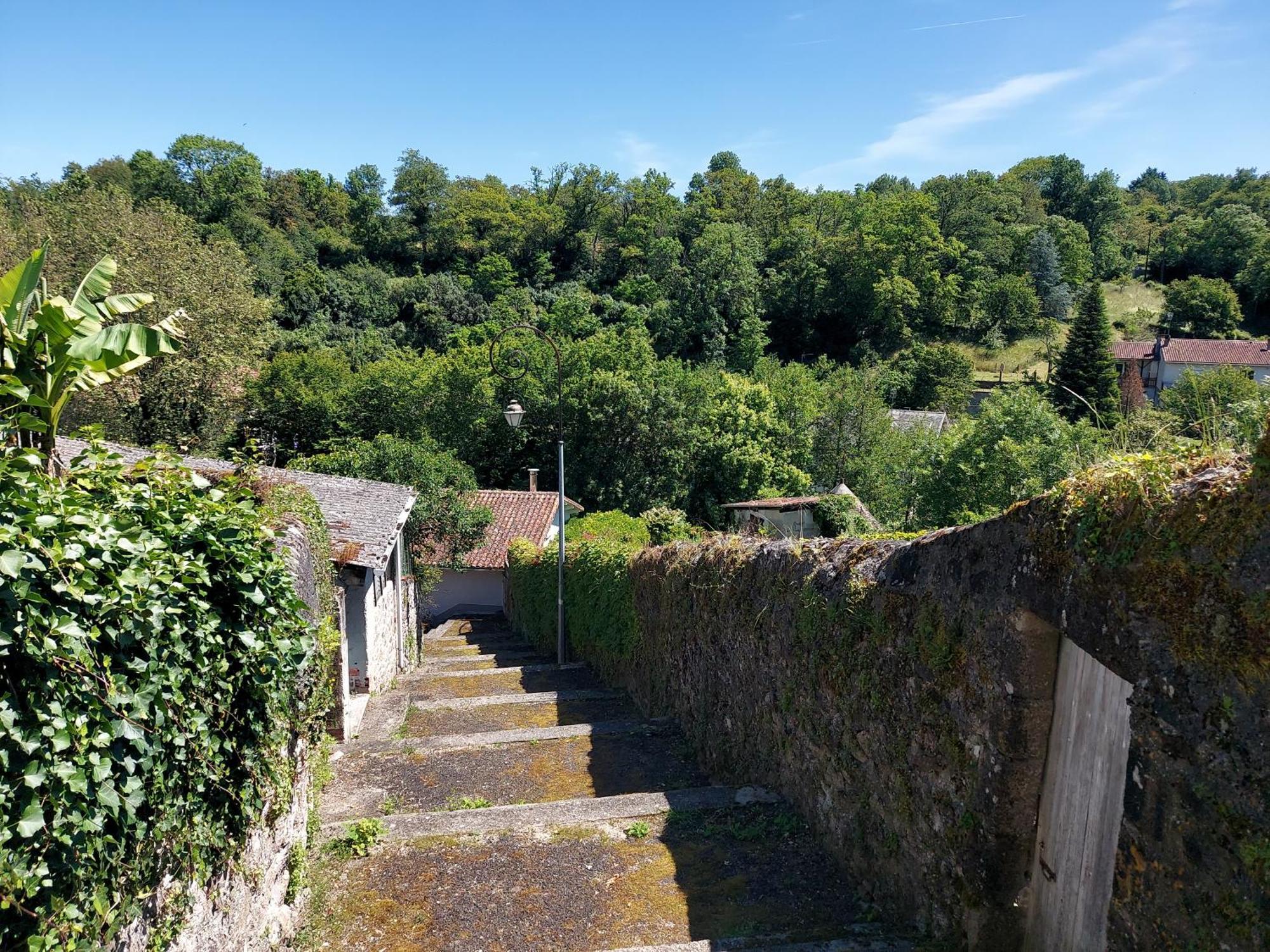 Charming Two Bedroom Gite With Beautiful Gardens Confolens Eksteriør bilde